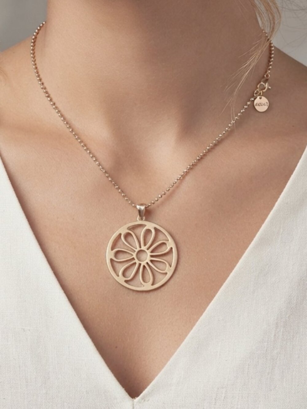 Claire's flower shaped pendant necklace 23 inch